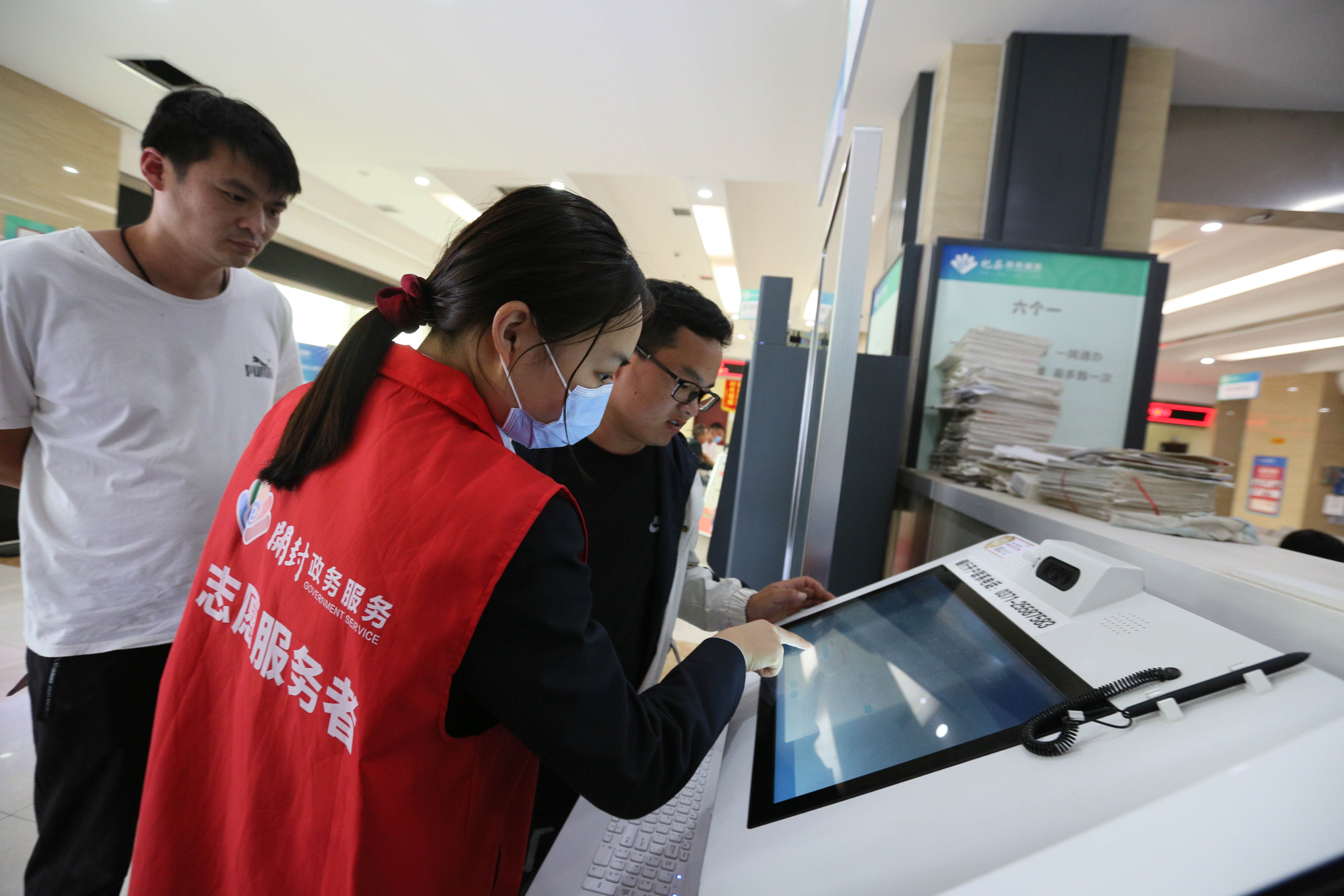 便民服务中心工作人员为群众提供便捷的志愿服务 汪少冲 摄