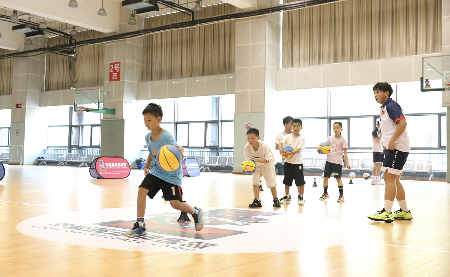 孩子们在焦作市太极体育中心练习篮球 宋崇飞 摄