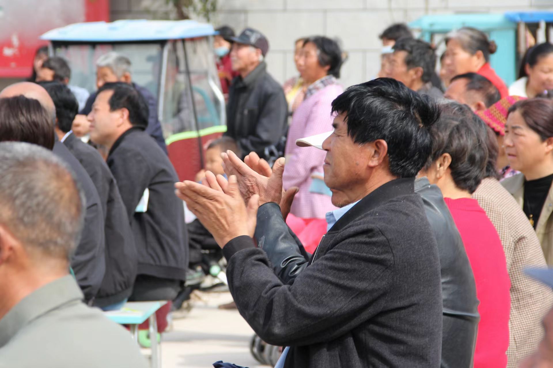 精彩的节目赢得了现场群众的热烈掌声 杨俊茂 摄