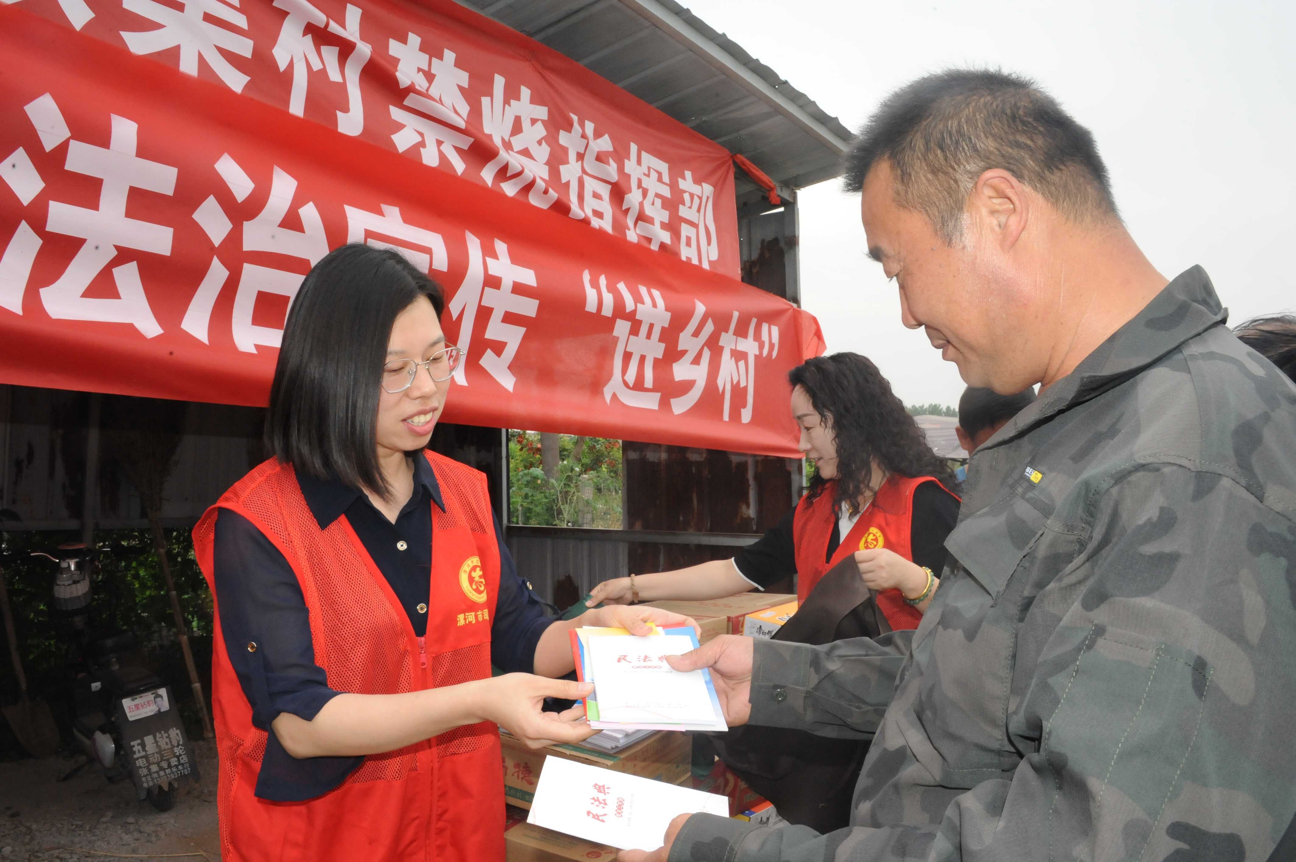 法治宣传进乡村 许乐 摄