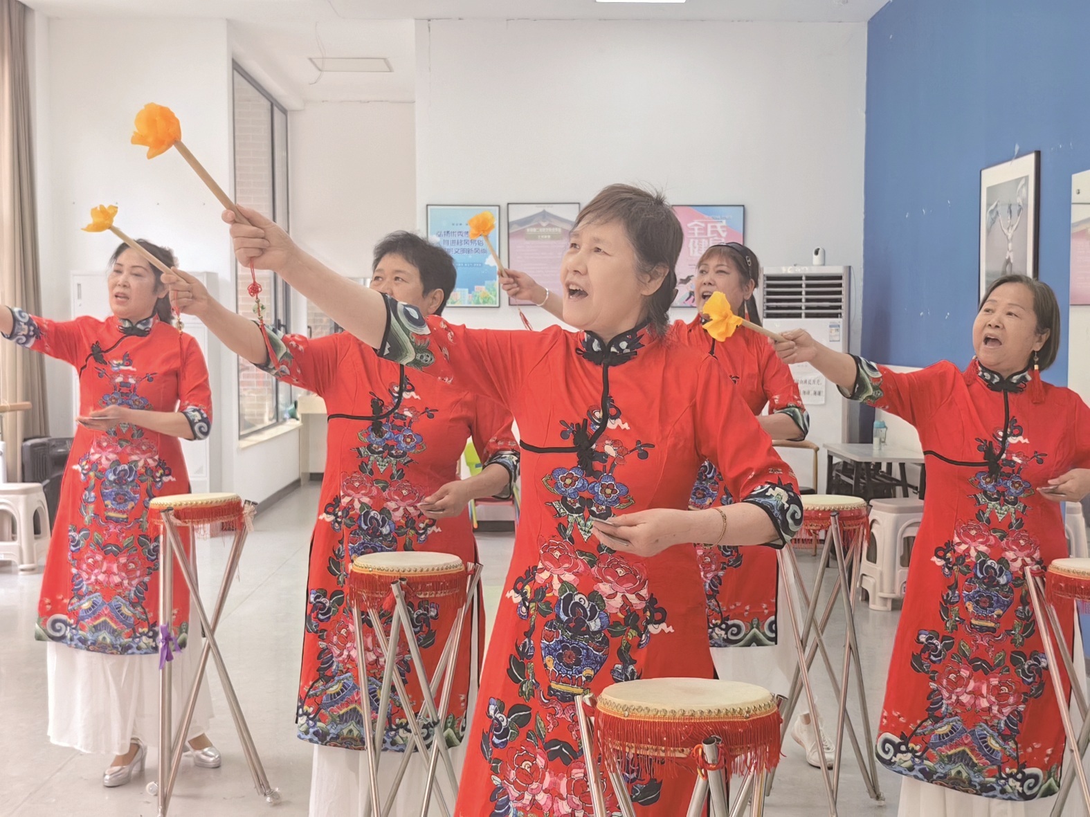 张玉然（前排）带领队员排练 赵硕 摄 