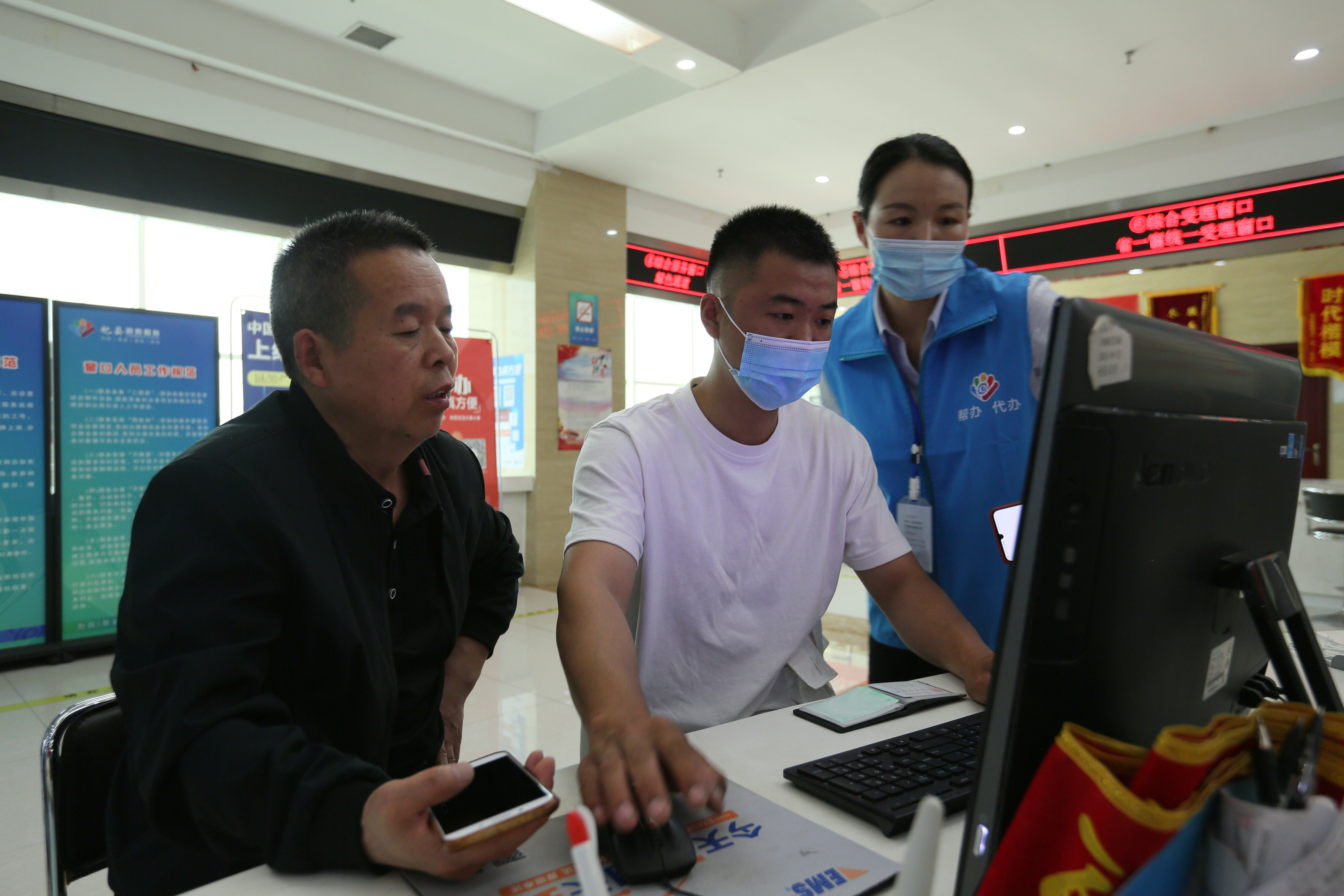 便民服务中心工作人员现场指导群众办理网上业务 汪少冲 摄
