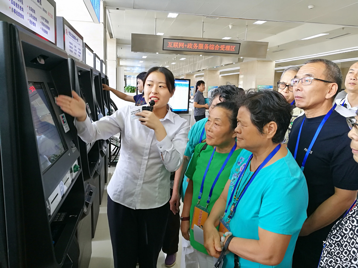 为老年人提供咨询,指引等便利化服务和帮助 康冀楠 摄