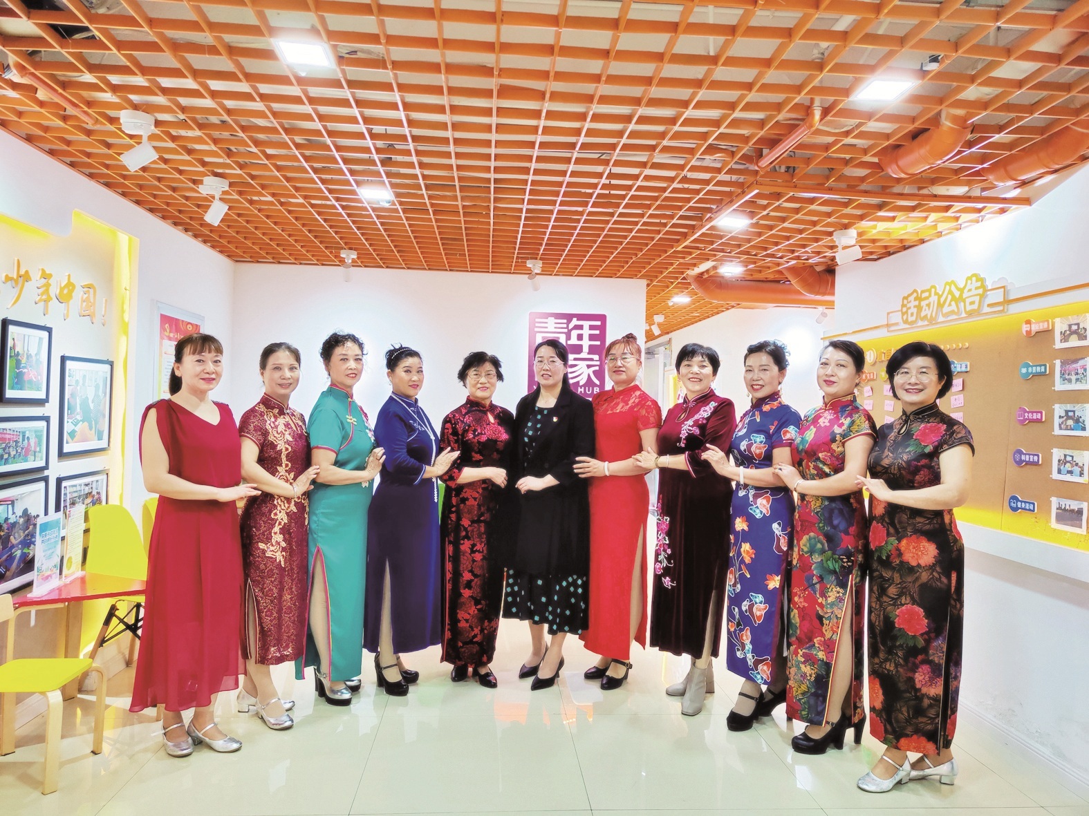 谢桂琴（左五）和她的姐妹们 王若馨 摄