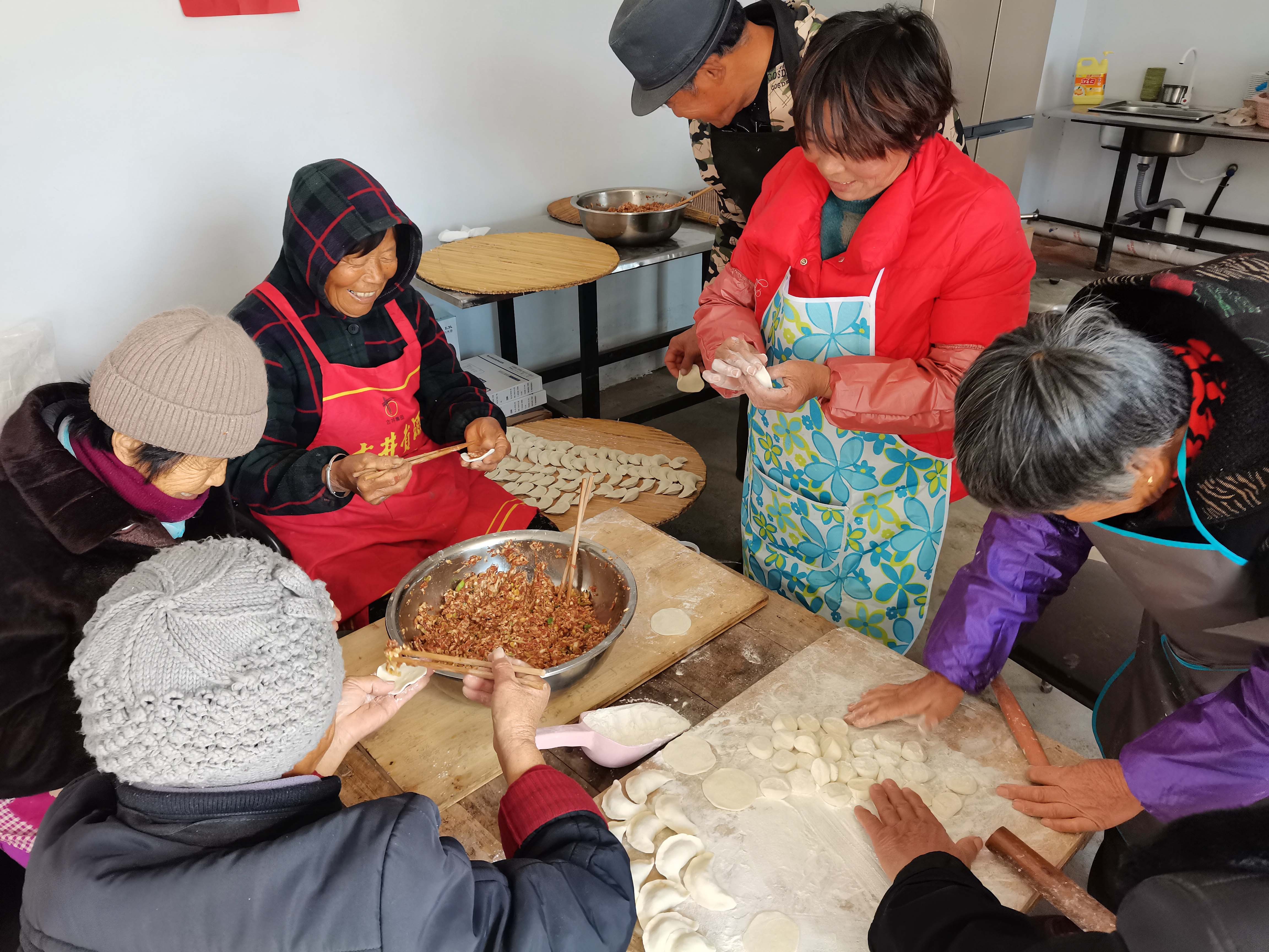 商丘市虞城县杜集镇老年人在“养老食堂”包饺子 商丘日报资料图片