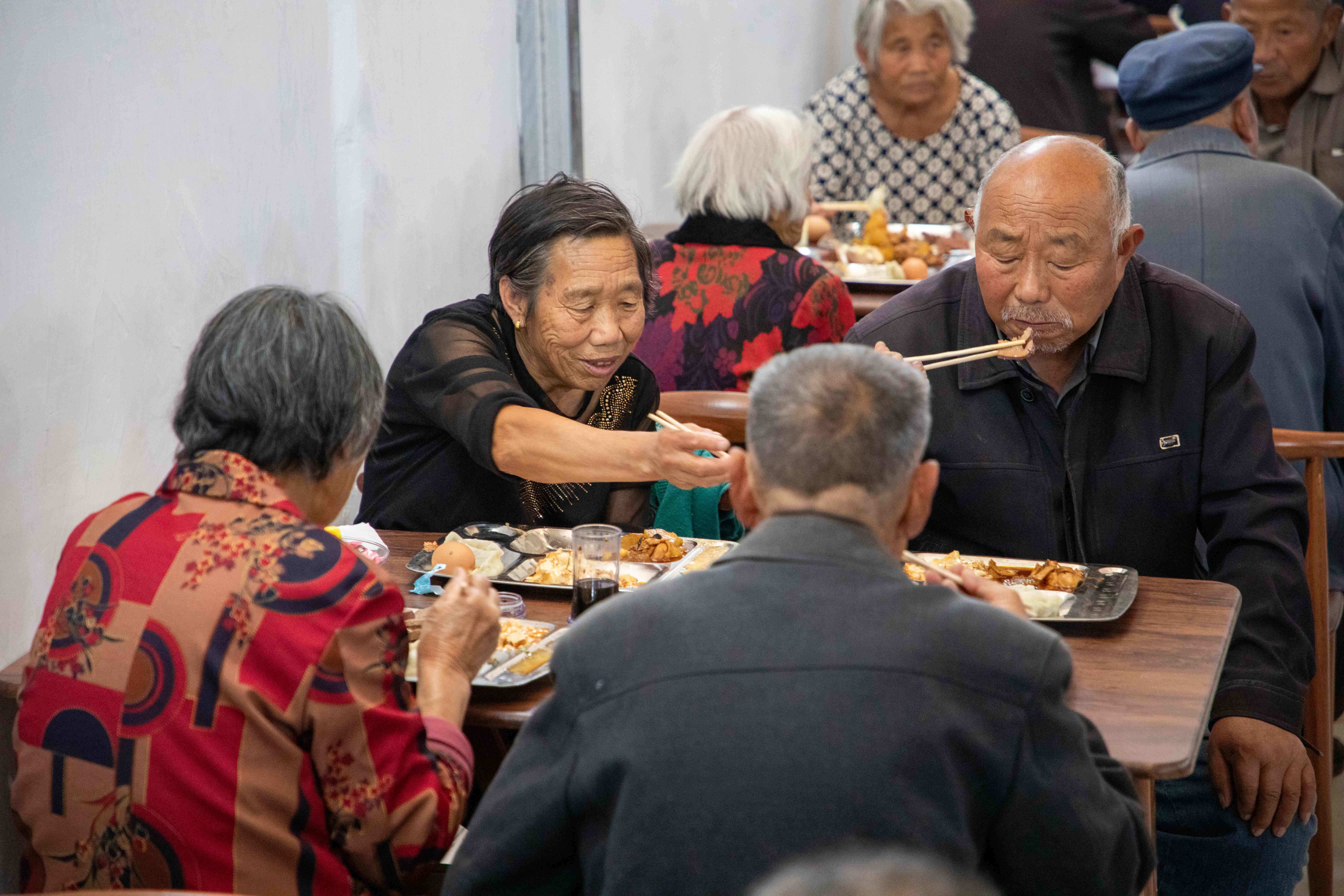 老年人在“孝善食堂”里就餐 商丘日报资料图片