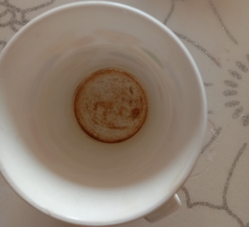 自来水在杯底沉淀的泥沙 三门峡市12345政府服务热线指挥中心供图