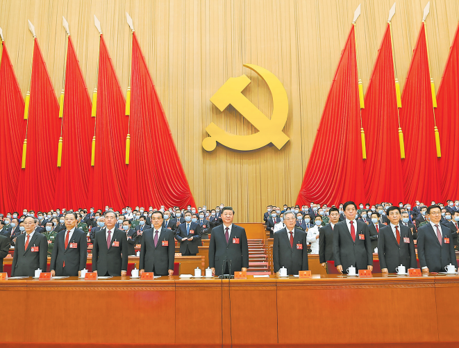 10月22日，中国共产党第二十次全国代表大会在北京人民大会堂胜利闭幕。这是习近平、李克强、栗战书、汪洋、王沪宁、赵乐际、韩正、王岐山、胡锦涛在主席台上。 鞠鹏 摄